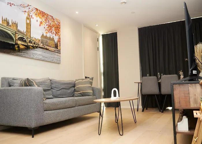 Central Manchester Luxury 2 Bed Apartment With Balcony