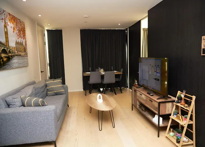 Central Manchester Luxury 2 Bed Apartment With Balcony